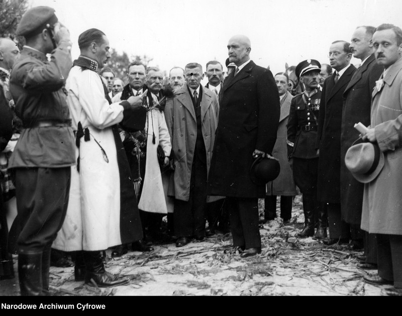 image.from.unit.number "Uroczystość ofiarowania premierowi Waleremu Sławkowi zagrody w Racławicach, województwo kieleckie"