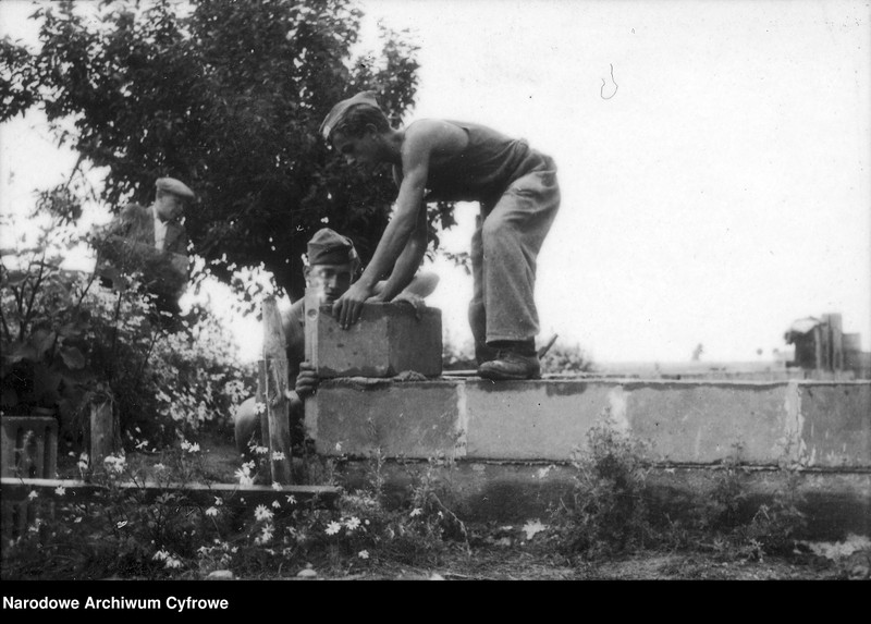 image.from.unit.number "Prace przy budowie budynków wiejskich w ramach Powszechnej Organizacji Służba Polsce"