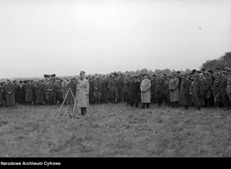 image.from.unit.number "1 Dywizja Grenadierów Wojska Polskiego we Francji - obchody święta 3 Maja i uroczystość nadania miana Grenadierów odbywające się przy szosie Autreville-Martigny"