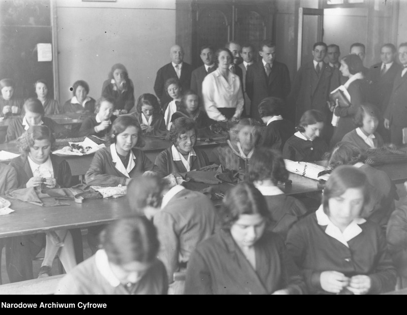 Obraz 1 z jednostki "Zwiedzanie przez dziennikarzy szkoły krawieckiej zorganizowanej przez organizacje żydowskie"
