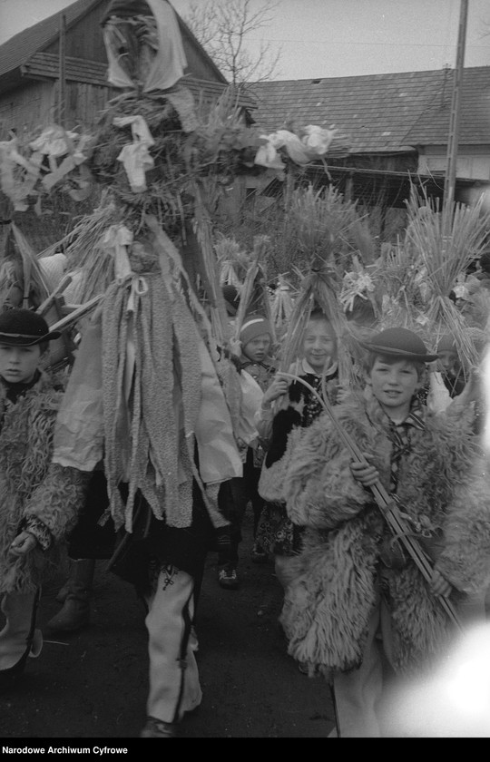 Obraz 9 z jednostki "Obrzęd topienia Marzanny w Dunajcu"