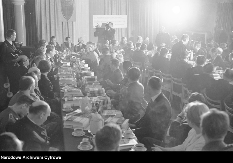 image.from.unit.number "Spotkanie kombatantów II wojny światowej - uczestników szturmu na Berlin - z kierownictwem Ministerstwa Obrony Narodowej w redakcji "Żołnierza Wolności" oraz w siedzibie Związku Bojowników o Wolność i Demokrację w Warszawie "