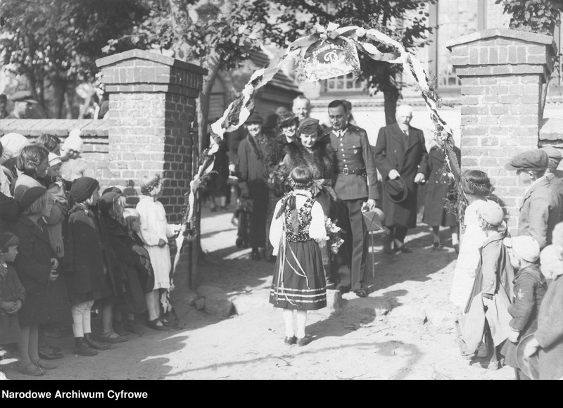 image.from.unit.number "Ślub córki gen. Władysława Sikorskiego Zofii Sikorskiej ze Stanisławem Leśniowskim"