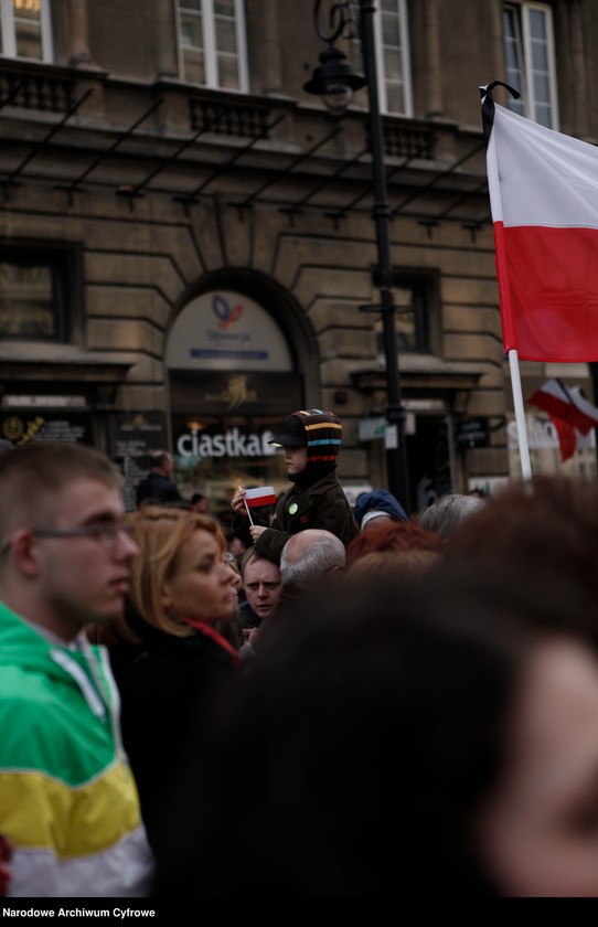 Obraz 2 z jednostki "Drugi dzień żałoby narodowej w Warszawie po katastrofie lotniczej w Smoleńsku"
