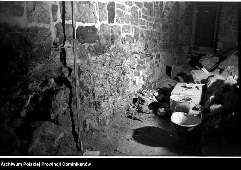 image.from.unit.number "Kraków, klasztor Ojców Dominikanów, krypta pod refektarzem oraz schody przy korytarzu na parterze północnego skrzydła III wirydarza prowadzące do przedsionka ciemnego korytarzyka na I piętrze"