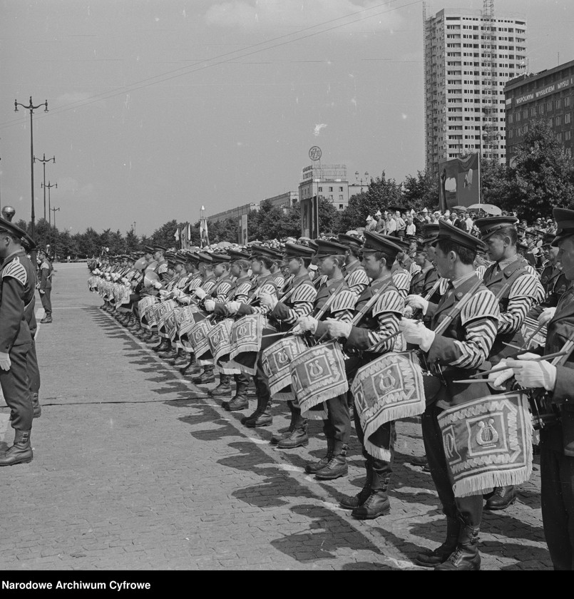 image.from.unit.number "Defilada Tysiąclecia Państwa Polskiego podczas Narodowego Święta Odrodzenia Polski (22 lipca) na pl. Defilad w Warszawie"
