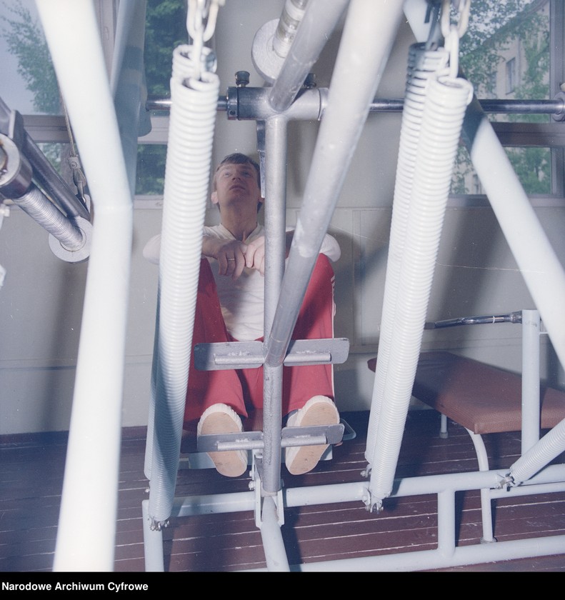 image.from.unit.number "Mirosław Hermaszewski podczas ćwiczeń na siłowni"