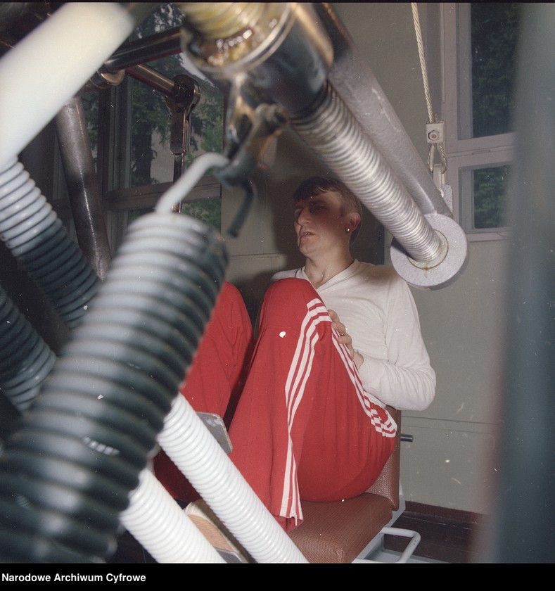 image.from.unit.number "Mirosław Hermaszewski podczas ćwiczeń na siłowni"