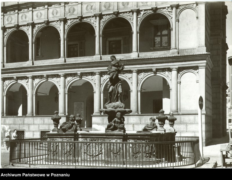 Obraz 1 z jednostki "Poznań - Ratusz - renesansowa loggia. Na pierwszym planie studnia Prozerpiny z XVIII wieku"