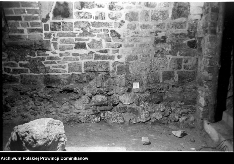 image.from.unit.number "Kraków, klasztor Ojców Dominikanów, krypta pod refektarzem oraz schody przy korytarzu na parterze północnego skrzydła III wirydarza prowadzące do przedsionka ciemnego korytarzyka na I piętrze"