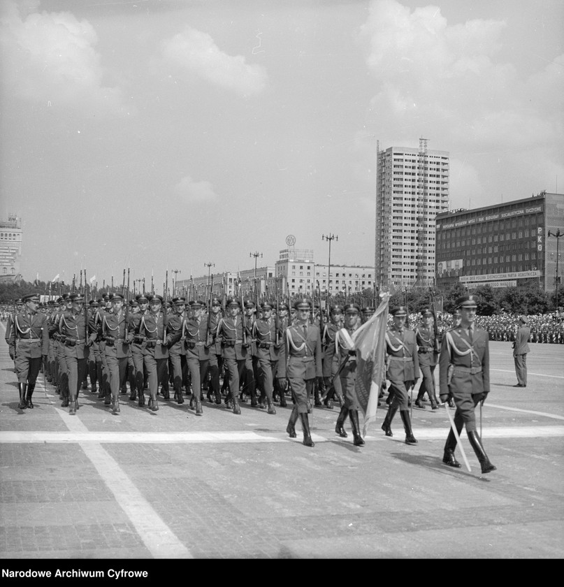 image.from.unit.number "Defilada Tysiąclecia Państwa Polskiego podczas Narodowego Święta Odrodzenia Polski (22 lipca) na pl. Defilad w Warszawie"