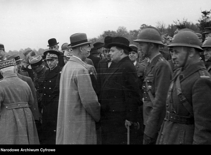 image.from.unit.number "1 Dywizja Grenadierów Wojska Polskiego we Francji - obchody święta 3 Maja i uroczystość nadania miana Grenadierów odbywające się przy szosie Autreville-Martigny"