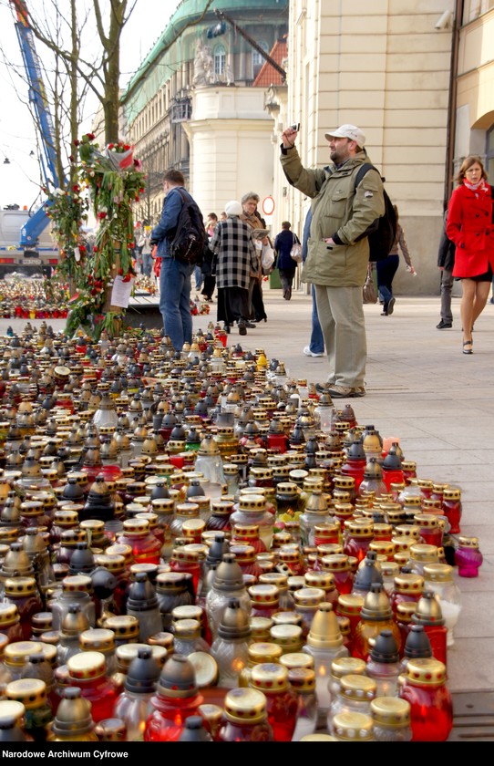 image.from.unit "Trzeci dzień żałoby narodowej w Warszawie po katastrofie lotniczej w Smoleńsku"
