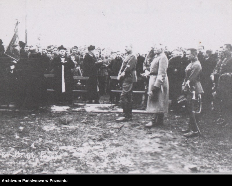 Obraz 7 z jednostki "Wręczenie sztandaru 9 Pułkowi Strzelców Wielkopolskich."