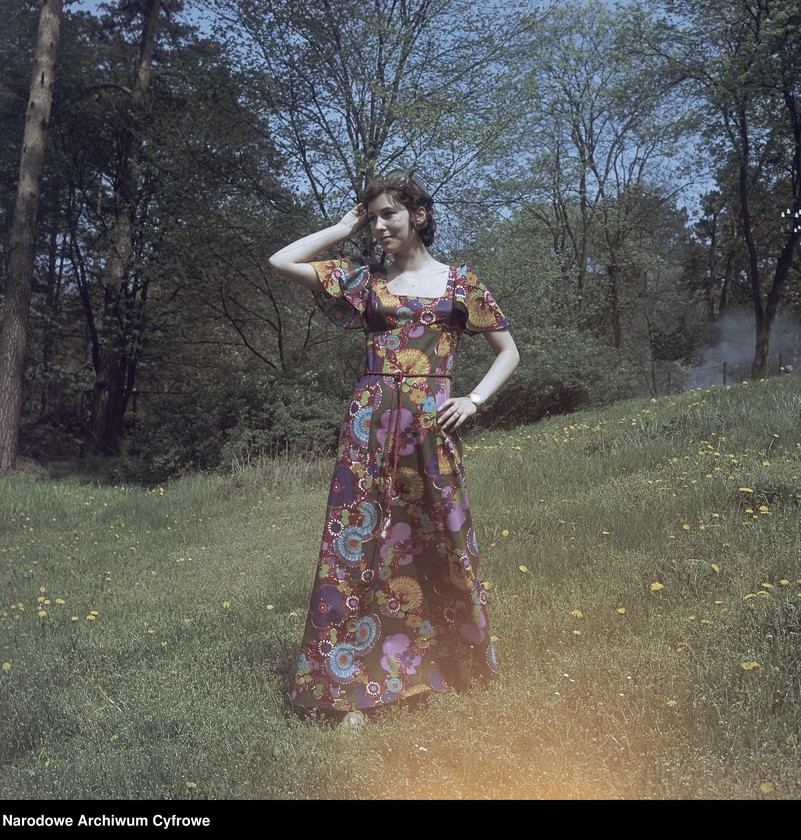 image.from.unit.number "Modelki prezentujące kolekcję mody Zakładów Przemysłu Odzieżowego "Dana" w plenerze nad Jeziorem Głębokim"