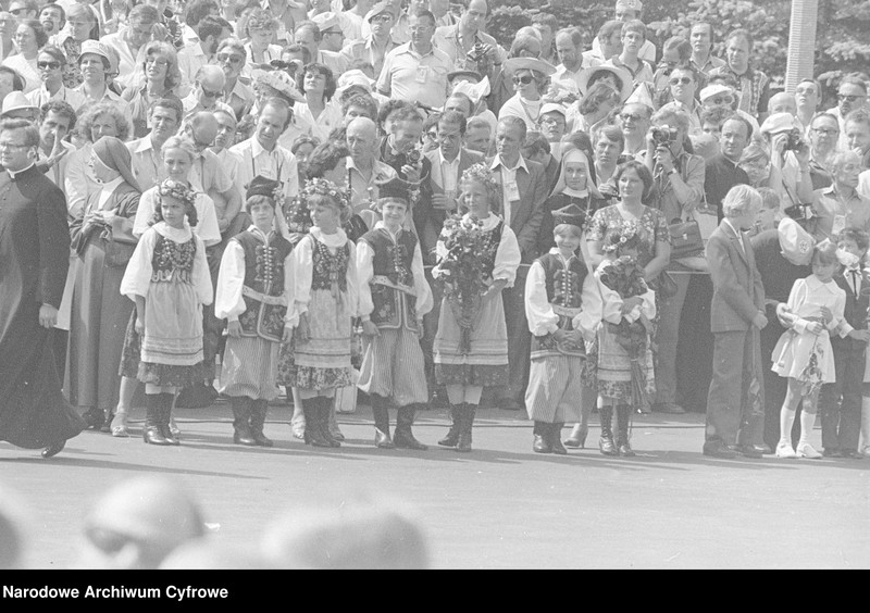 Obraz 9 z jednostki "Powitanie papieża Jana Pawła II na lotnisku Okęcie w Warszawie rozpoczynające I pielgrzymkę do Polski"