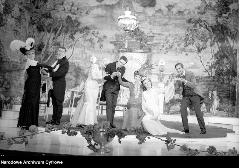 Obiekt Od lewej: Halina Głuszkówna (Panna Prism), Wiesław Machowski (Dr Chasuble), Ludmiła Terlecka (Dolly Fairfax), Bolesław Woźniak (Jack Worthing), Irena Kwiatkowska (Lady Bracknell), Barbara Krafftówna (Cecylia Cardew) i Zbigniew Płoszaj (Algernon Moncrief). z jednostki Warszawa. Teatr Syrena - sztuka "Lord z walizki"