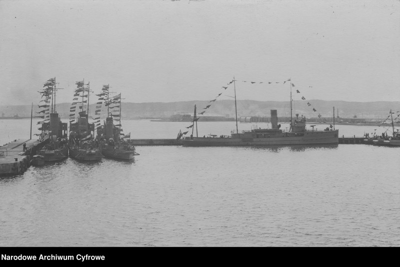 image.from.unit.number "Port Marynarki Wojennej w Gdyni - okręty wojenne w porcie"