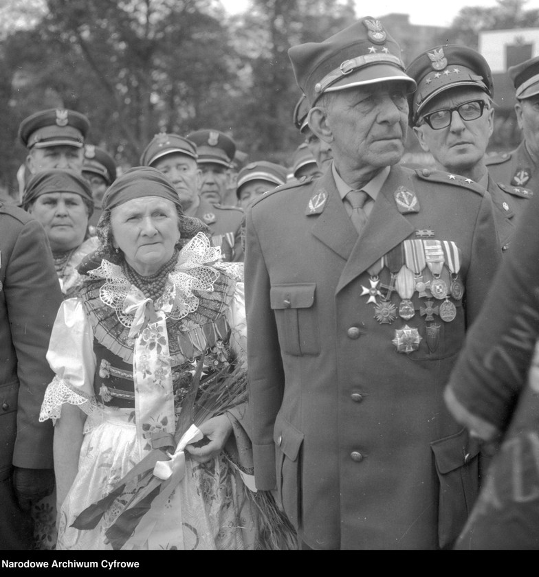 Obraz 16 z jednostki "Uroczystości z okazji 50. rocznicy wybuchu I powstania śląskiego pod pomnikiem Powstańców Śląskich w Katowicach"