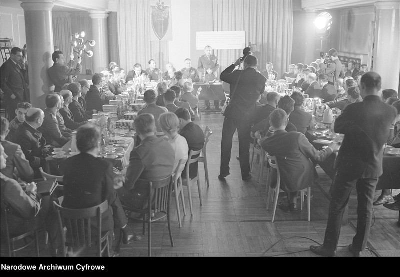 image.from.unit.number "Spotkanie kombatantów II wojny światowej - uczestników szturmu na Berlin - z kierownictwem Ministerstwa Obrony Narodowej w redakcji "Żołnierza Wolności" oraz w siedzibie Związku Bojowników o Wolność i Demokrację w Warszawie "