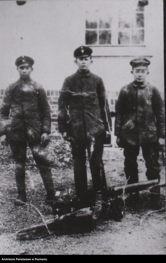 Obraz 3 z jednostki "Obsługa lekkiego karabinu maszynowego. Placówka Robczysko. Powstańcy w mundurach niemieckich z orzełkiem na czapkach."