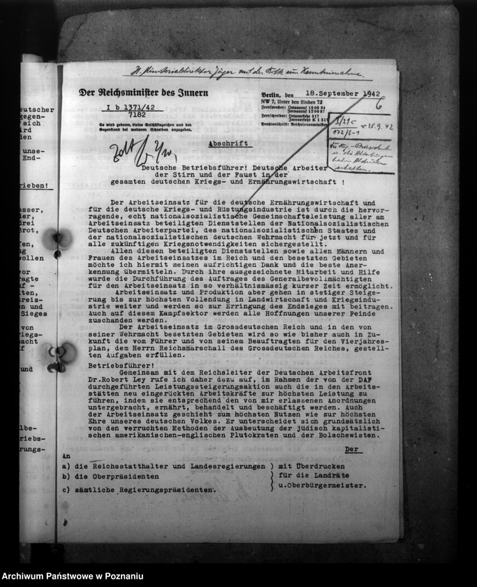 Obraz 10 z jednostki "Regelung des Dienstverhältnisses der Gefolgschaftsmitglieder im Gebiet Posen. Alters- und Hinterbliebenenversorgung. Entfernung der Polen ausdem öffentlichen Dienst"