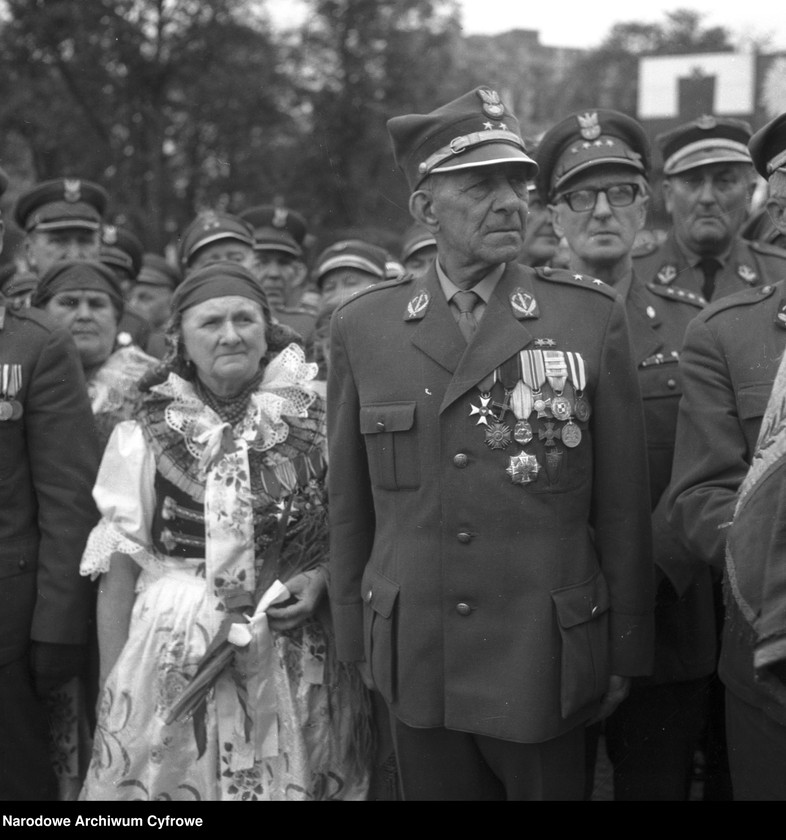 Obraz 15 z jednostki "Uroczystości z okazji 50. rocznicy wybuchu I powstania śląskiego pod pomnikiem Powstańców Śląskich w Katowicach"