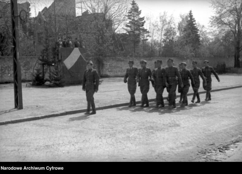 Obraz 10 z kolekcji "Defilada 9 maja 1945 batalion fizylierów 1 BPanc. Al. Hallera, Gdańsk111"