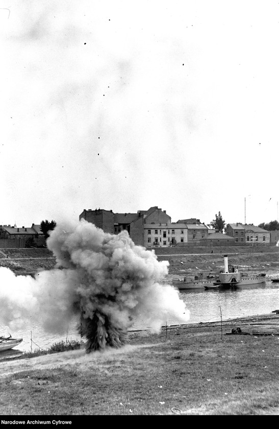 image.from.unit.number "Wianki w Krakowie na Wiśle pod Wawelem"