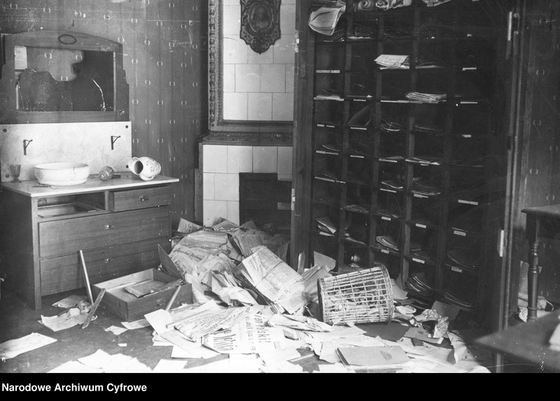 image.from.unit.number "Zdemolowane wnętrza biur Polskiego Komisariatu Plebiscytowego w Katowicach"