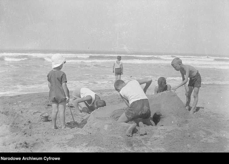 Obraz 12 z jednostki "Wypoczynek rodziny Lis-Olszewskich na plaży w Viareggio"