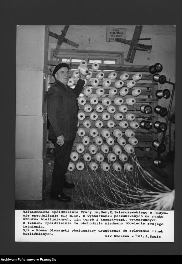 Obraz z jednostki "Roman Olszański obsługuje urządzenie do splatania linek bieliźnianych w Włókienniczej Spółdzielni Pracy im. gen. Karola Świerczewskiego w Radymnie; autor: Jacek Szwic"