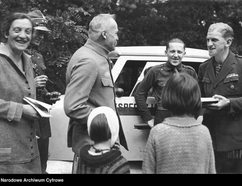 image.from.unit.number "Harcerze u marszałka Józefa Piłsudskiego w Sulejówku"