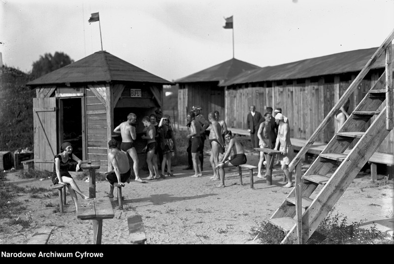 Plażowicze przed bufetem na plaży.