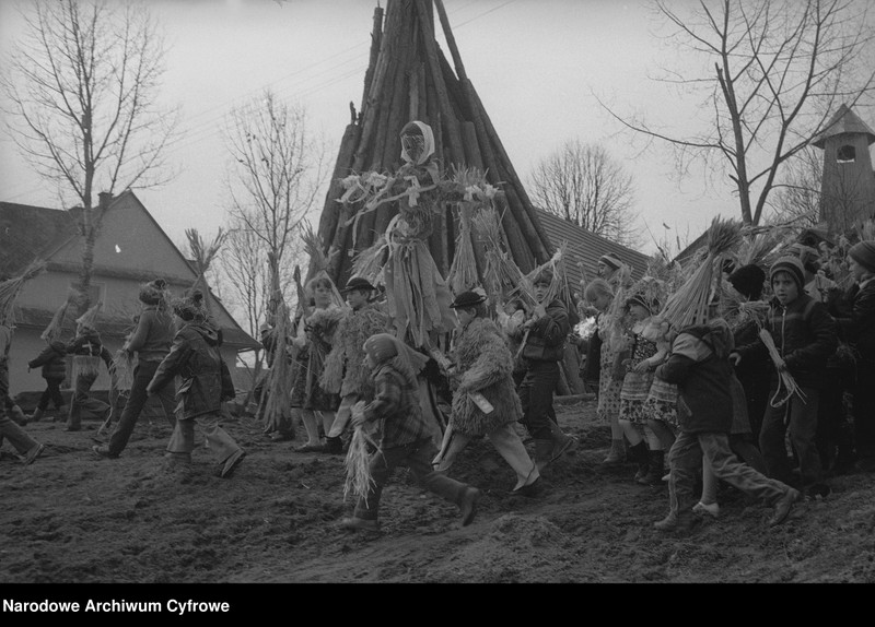 Obraz 12 z jednostki "Obrzęd topienia Marzanny w Dunajcu"