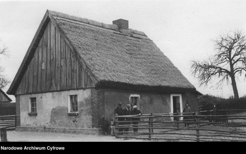 image.from.unit.number "Niedźwiedziny. Murowana chata kryta strzechą"