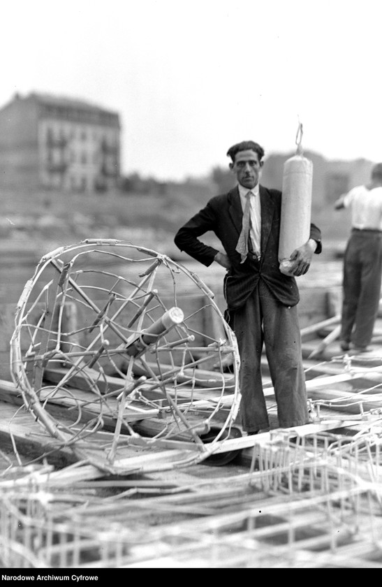 image.from.unit.number "Wianki w Krakowie na Wiśle pod Wawelem"