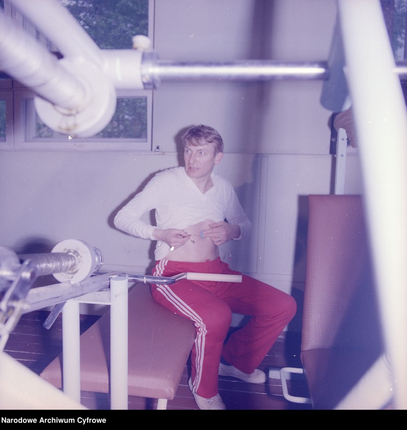 image.from.unit.number "Mirosław Hermaszewski podczas ćwiczeń na siłowni"