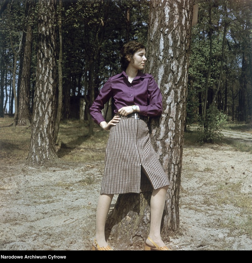 image.from.unit.number "Modelki prezentujące kolekcję mody Zakładów Przemysłu Odzieżowego "Dana" w plenerze nad Jeziorem Głębokim"