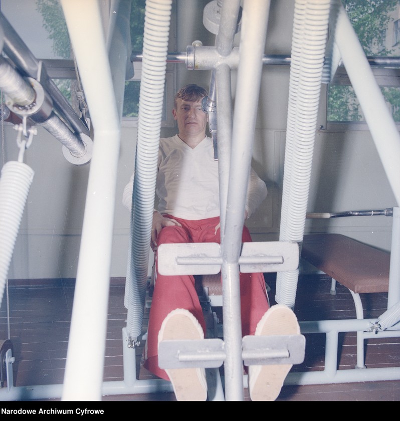 image.from.unit.number "Mirosław Hermaszewski podczas ćwiczeń na siłowni"