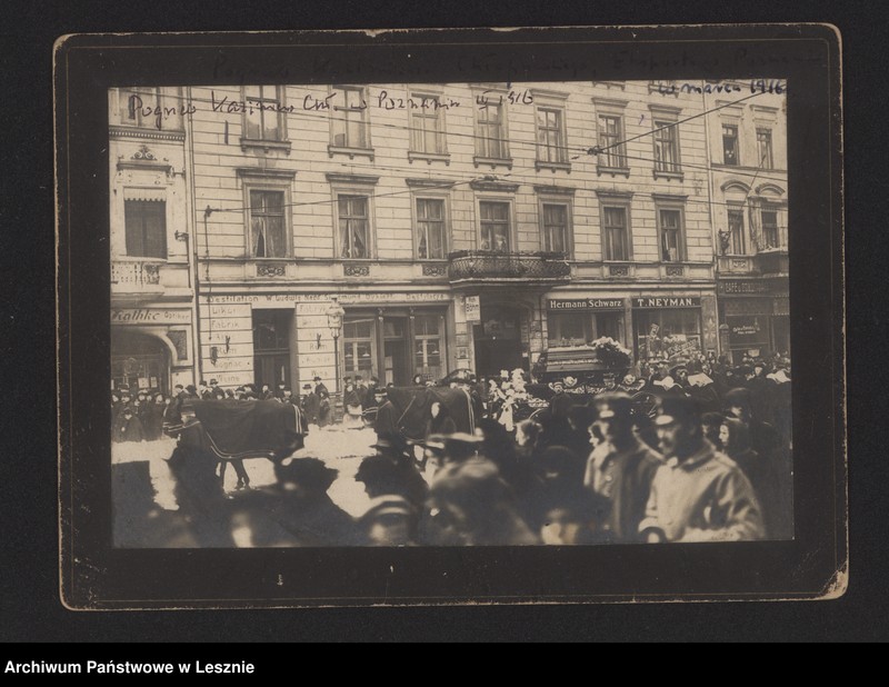 Obraz 8 z jednostki "Fotografie [m.in. Mieczysław Chłapowski z grupą oficerów na manewrach w Sobiejuchach, msza polowa przed dworem w Kopaszewie, stoisko na Powszechnej Wystawie Krajowej w Poznaniu, Kazimierz Chłapowski w mundurze, pogrzeb Kazimierza Chłapowskiego"