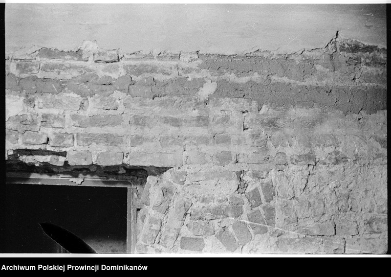 image.from.unit.number "Kraków, klasztor Ojców Dominikanów, obecna siłownia studentatu; obecne pomieszczenie gospodarcze na parterze północnego ramienia III wirydarza („slumsy” nr 11); podwórze przykuchenne; podwórze przy furcie. Kraków, kamienica przy ul. Stolarskiej 6, cela zakonna „slumsy” nr 13"
