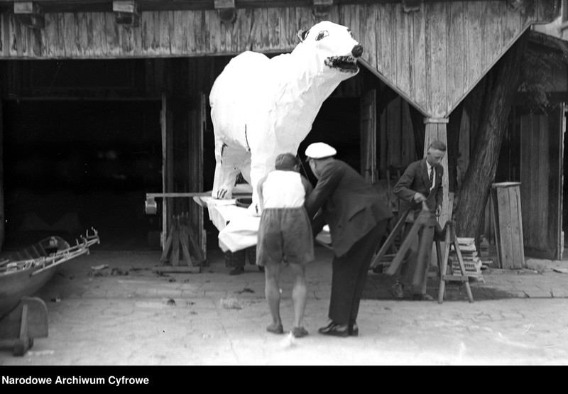 image.from.unit.number "Wianki w Krakowie na Wiśle pod Wawelem"