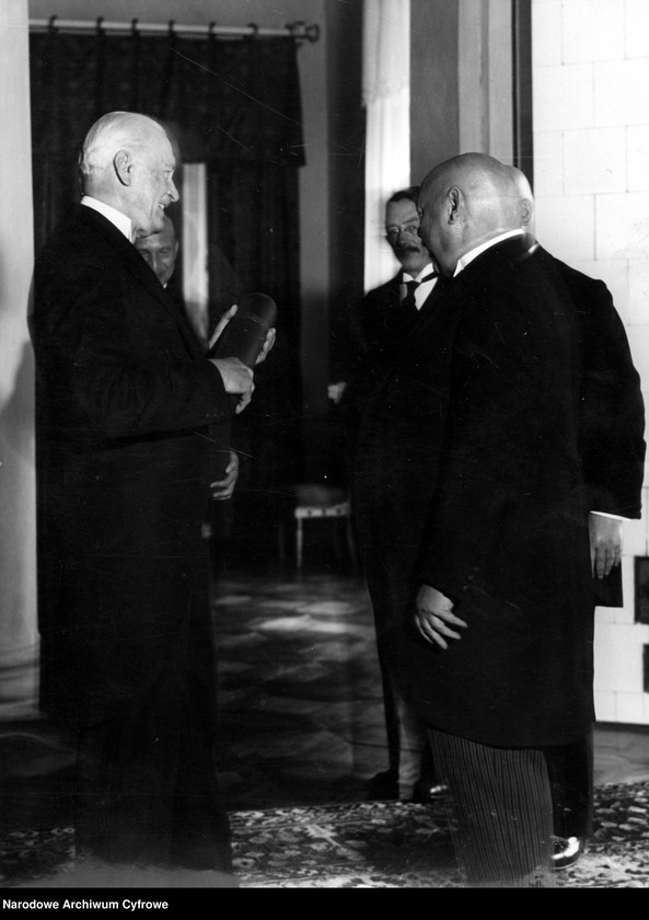 Obraz 2 z jednostki "Wręczenie prezydentowi RP Ignacemu Mościckiemu dyplomu doktoratu honorowego nauk technicznych przez delegację Akademii Górniczej w Krakowie"