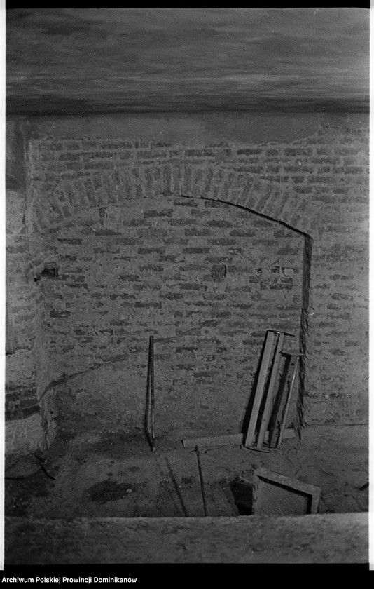 image.from.unit.number "Kraków, klasztor Ojców Dominikanów, obecna siłownia studentatu; obecne pomieszczenie gospodarcze na parterze północnego ramienia III wirydarza („slumsy” nr 11); podwórze przykuchenne; podwórze przy furcie. Kraków, kamienica przy ul. Stolarskiej 6, cela zakonna „slumsy” nr 13"