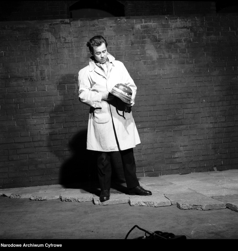 image.from.unit.number "Warszawa. Teatr Powszechny - sztuka "Kolumbowie rocznik 20""