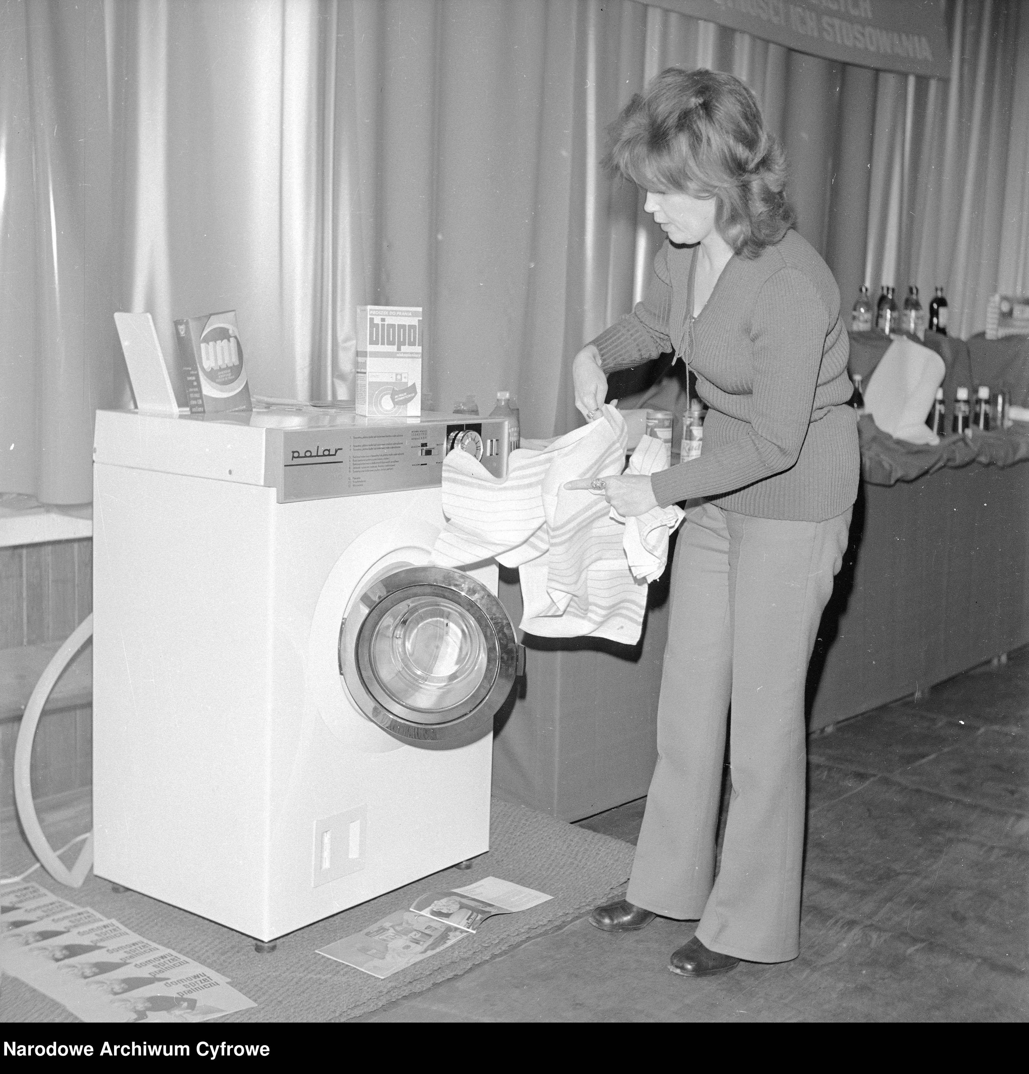 kobieta przy automatycznej pralce bębnowej firmy Polar PS 663 BIO