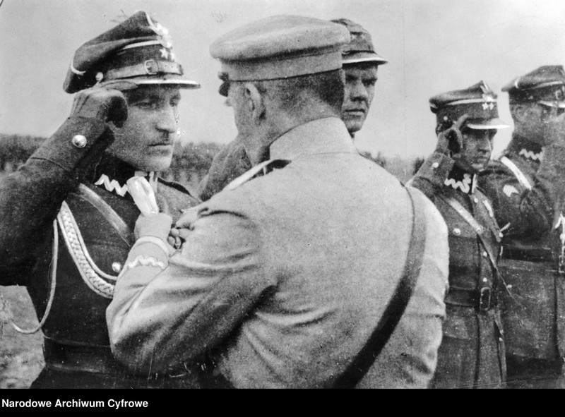 Obraz 3 z jednostki "Dekoracja oficerów 30 Dywizji Piechoty, weteranów byłej Brygady Syberyjskiej w drugą rocznicę powrotu do Polski"