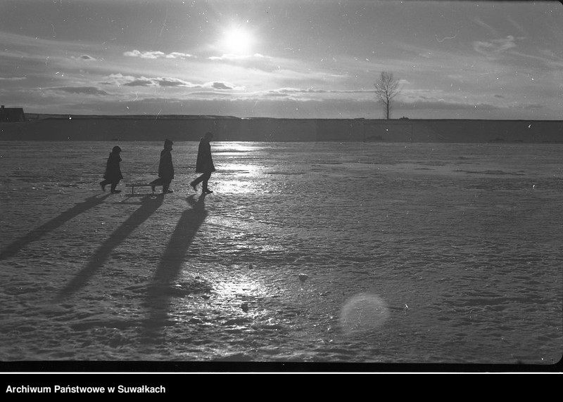 image.from.unit.number "Dzieci na sankach - pejzaż zimowy"