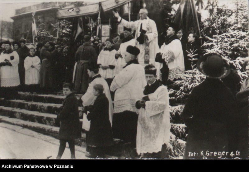 Obraz 3 z jednostki "Nabożeństwo polowe na Placu Wolności w Poznaniu. Zbliżenie ołtarza."